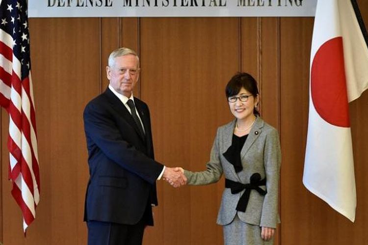 Menhan AS James Mattis bertemu dengan rekannya dari Jepang, Tomomi Inada di Tokyo.