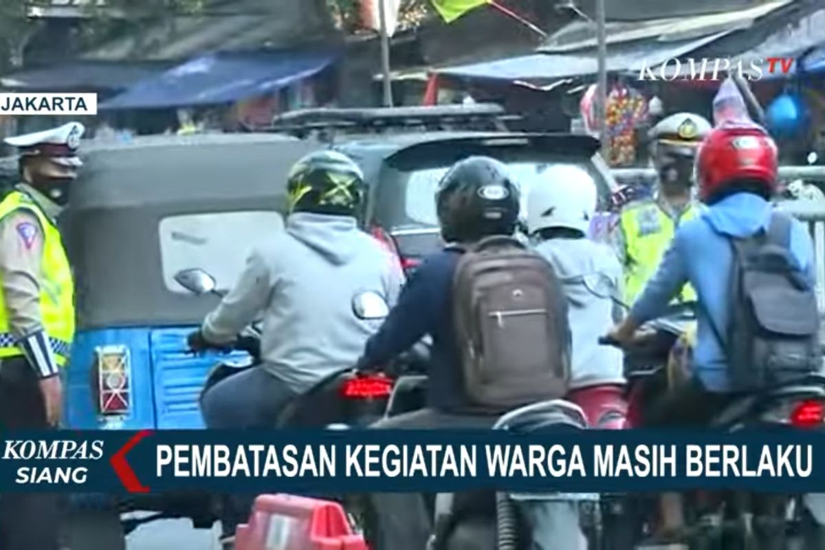 Berdasarkan laporan Kompas TV, Rabu (29/7/2021), petugas tak terlihat memeriksa STRP pengendara yang melintas di pos penyekatan Underpass Basura, Jakarta Timur.