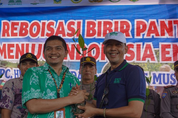 Musim Mas Group bersama dengan DPC Himpunan Nelayan Seluruh Indonesia (HNSI) berinisiatif menanam 7.000 mangrove di Kecamatan Medan Belawan, Sumatera Utara.
