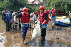 Wamen LH Punguti Sampah di Bantaran Ciliwung