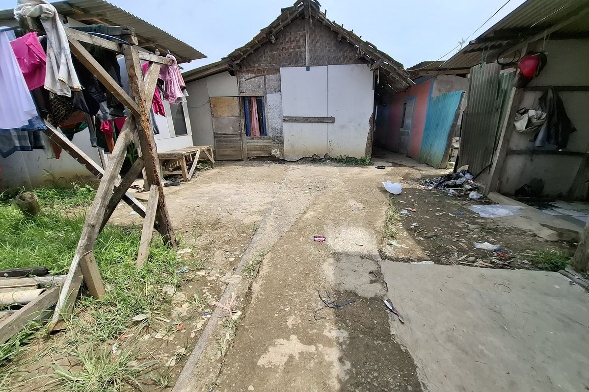 Sejumlah warga di Desa Ciluncat, Kecamatan Cangkuang dan Desa Soreang, Kabupaten Bandung, Jawa Barat yang membangun rumah di atas rel kereta api Bandung-Ciwidey, Sabtu (19/4/2025)