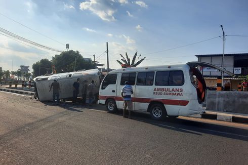 Mobil Ambulans RSUD Sumbawa Terbalik di Jalan Garuda, 2 Orang Terluka