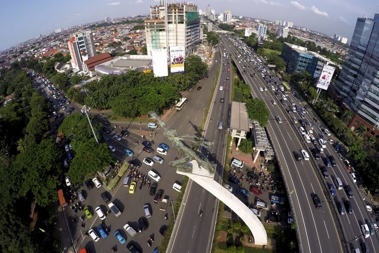 Patung Dirgantara di Pancoran, Jakarta Selatan, Rabu (18/3/2015). Patung dari bahan perunggu dengan bobot 11 ton tersebut dirancang Edhi Sunarso tahun 1964. 