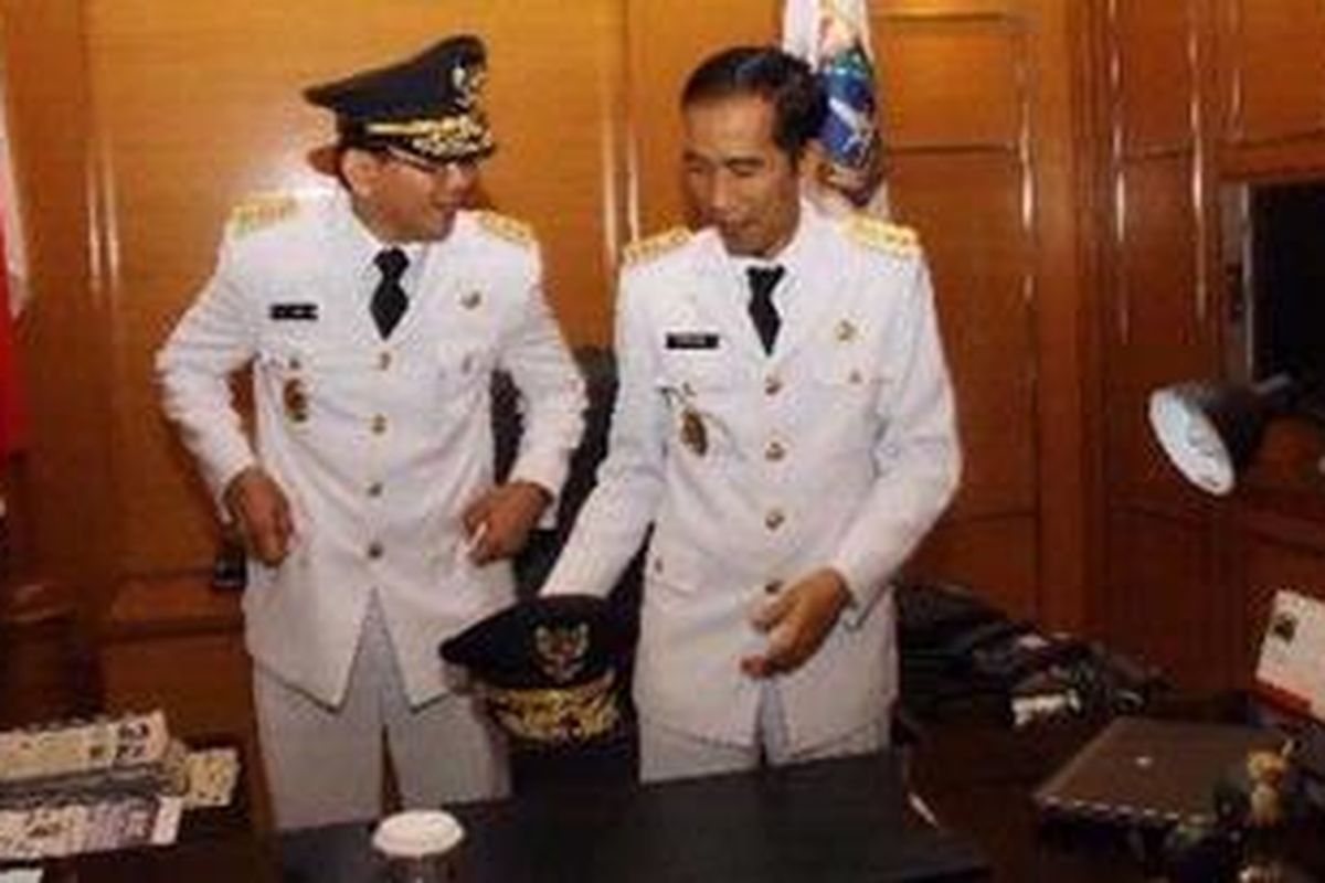 Gubernur DKI Jakarta Joko Widodo (Jokowi) dan Wakil Gubernur DKI Jakarta Basuki Tjahaja Purnama (Ahok), saat memasuki ruangan kerja usai pelantikan di Balai Kota, Jakarta Pusat, Senin (15/10/2012). Jokowi-Ahok terpilih menjadi Gubernur dan Wakil Gubernur DKI Jakarta Periode 2012-2017.