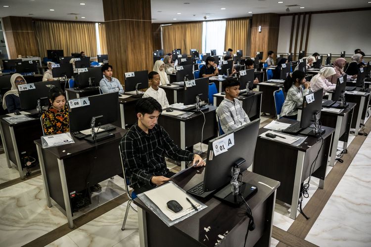 Sejumlah peserta mengikuti Ujian Tulis Berbasis Komputer Seleksi Nasional Berdasarkan Tes (UTBK-SNBT) 2026 di Universitas Diponegoro (UNDIP), Tembalang, Semarang, Jawa Tengah, Rabu (22/4/2026). Sebanyak 23.933 peserta tercatat mengikuti UTBK-SNBT 2026 di UNDIP yang digelar pada 21-29 April 2026. ANTARA FOTO/Aprillio Akbar