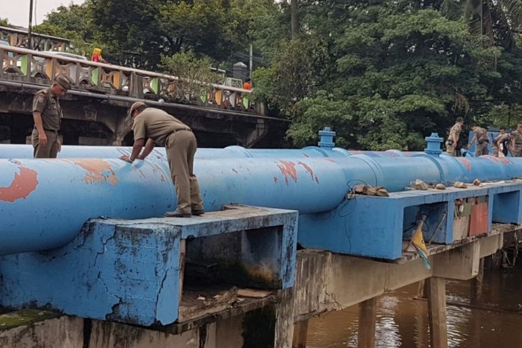 Penertiban warga yang tinggal di pipa air Banjir Kanal Barat (BKB) pada Juli 2017. 