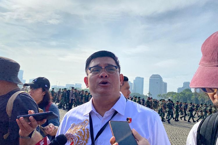 Direktur Reserse Kriminal Khusus Polda Metro Jaya Kombes Ade Safri Simanjuntak menjelaskan terkait kasus Firli Bahuri, di Lapangan Silang Monas, Jakarta Pusat, Selasa (13/2/2024). 