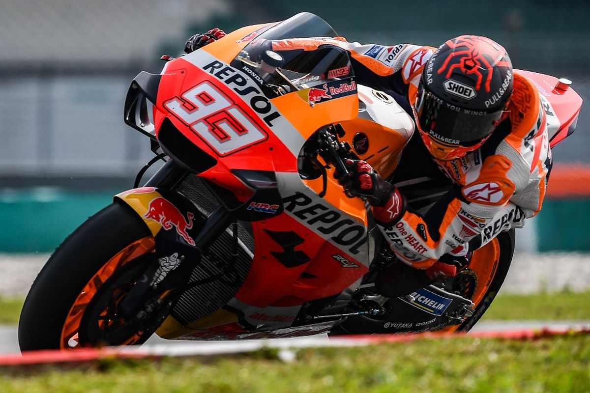 Marc Marquez saat sesi tes pra-musim di Sepang, Malaysia. (Photo by Mohd RASFAN / AFP)