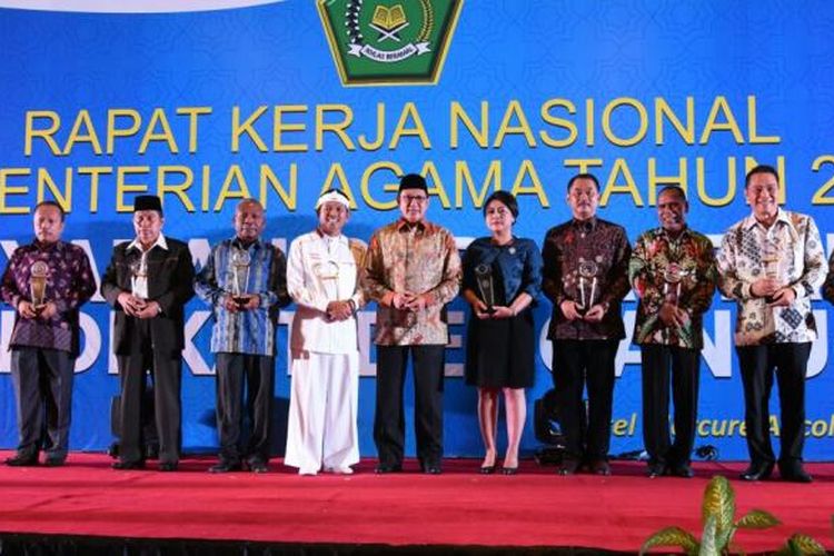 Bupati Purwakarta Dedi Mulyadi (baju putih tengah) berfoto bersama Menteri Agama Lukman Hakim Saifuddin (batik di sebelah kanannya) dan kepala daerah lain penerima Harmoni Award 2016, di Jakarta, Minggu (26/2/2017)