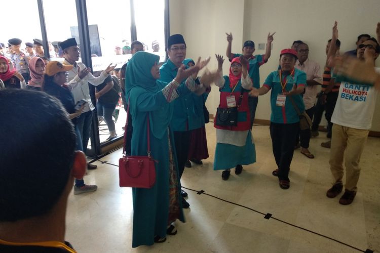 Calon walikota nomor urut 2 Nur Supriyanto tiba di gedung Al Muhajirien untuk mengikuti debat terbuka Rabu (11/4/2018)