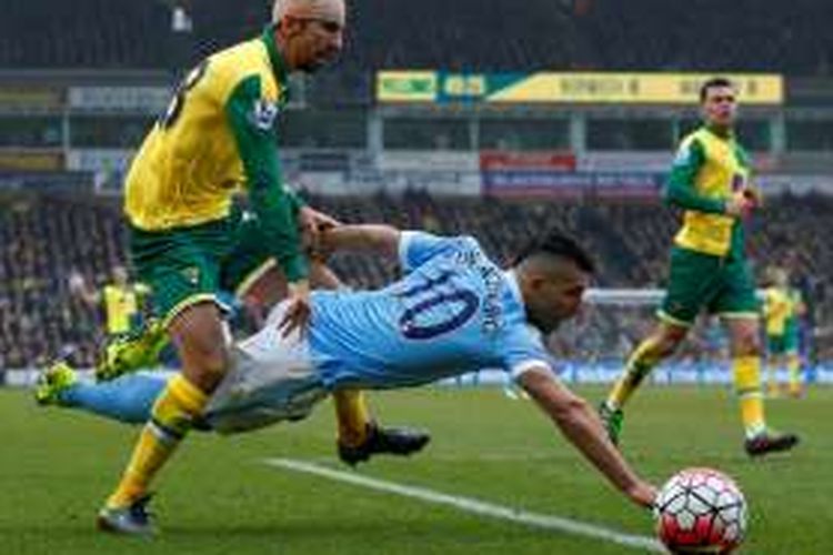 Pemain belakang Norwich City, Gary O'Neil (kiri), mengawal striker Manchester City, Sergio Aguero, saat kedua tim bertemu pada lanjutan Premier League di Stadion Carrow Road, Sabtu (12/3/2016).