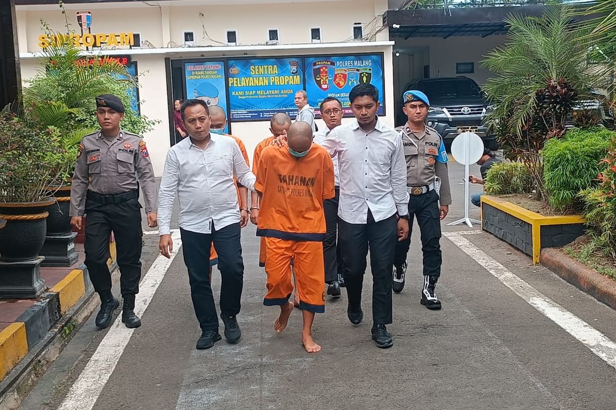 Pelaku pengoplos gas elpiji di Kabupaten Malang saat digelandang di Mapolres Malang, Rabu (20/12/2023).