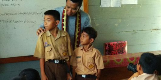 Menteri Pemuda dan Olahraga Im Nahrawi berbincang-bincang dengan para siswa Sekolah Dasar Negeri Pasar Pulau Pisang, Kabupaten Pesisir Barat, Lampung, Sabtu (14/4/2018).