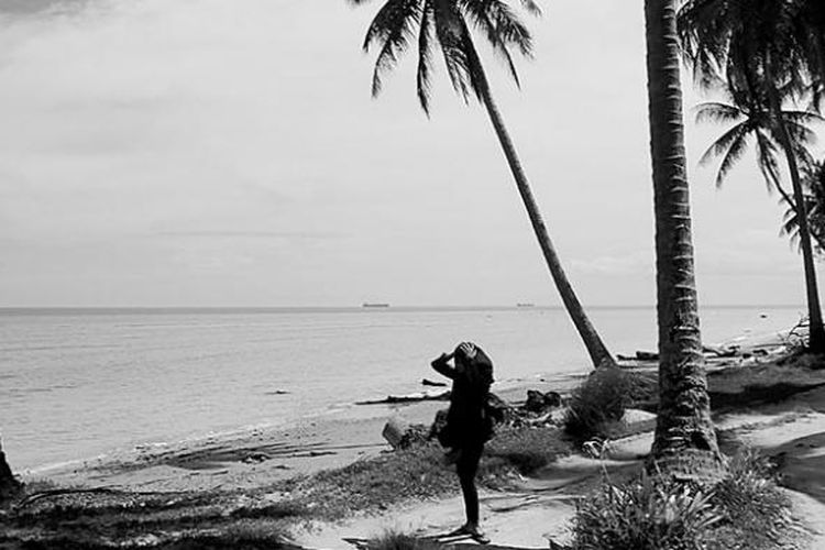 Pengunjung menikmati pemandangan Pantai Batu Lamampu di Pulau Sebatik, Kabupaten Nunukan, Kalimantan Utara, Senin (7/4/2014). Pantai ini belum dijadikan obyek wisata yang dikelola pemerintah daerah karena terkendala kepemilikan lahan yang diklaim sebagai milik masyarakat.