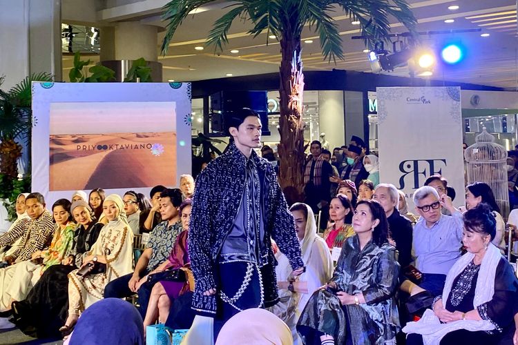 Model menampilan koleksi dari desainer di Raya Fashion Fest di Central Park, Jakarta Barat, Jumat (29/03/2024).
