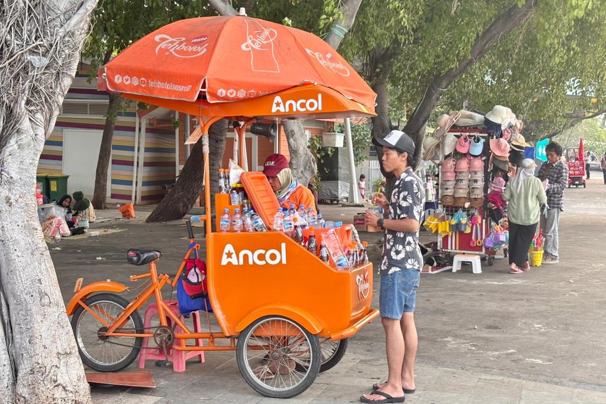  Dalam upaya meningkatkan kenyamanan pengunjung dan mendukung Jakarta sebagai kota global, PT Pembangunan Jaya Ancol Tbk (Ancol) terus menjalankan program penataan para pedagang di kawasan pantai Ancol.