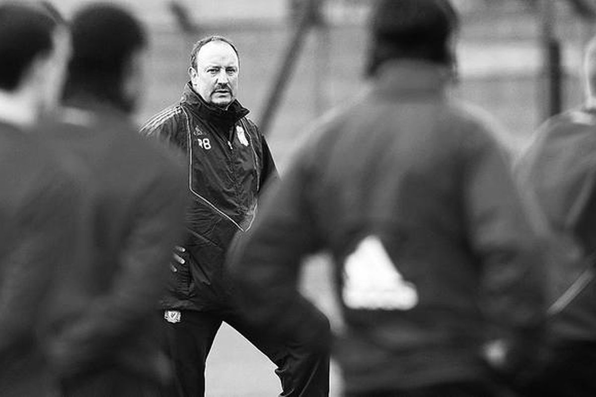 Manajer Liverpool, Rafael Benitez (tengah), memerhatikan skuadnya berlatih di lapangan latihan Liverpool, Inggris, Rabu (7/4). Liverpool akan menjamu Benfica dalam partai perempat final Liga Europa, Kamis (8/4).
