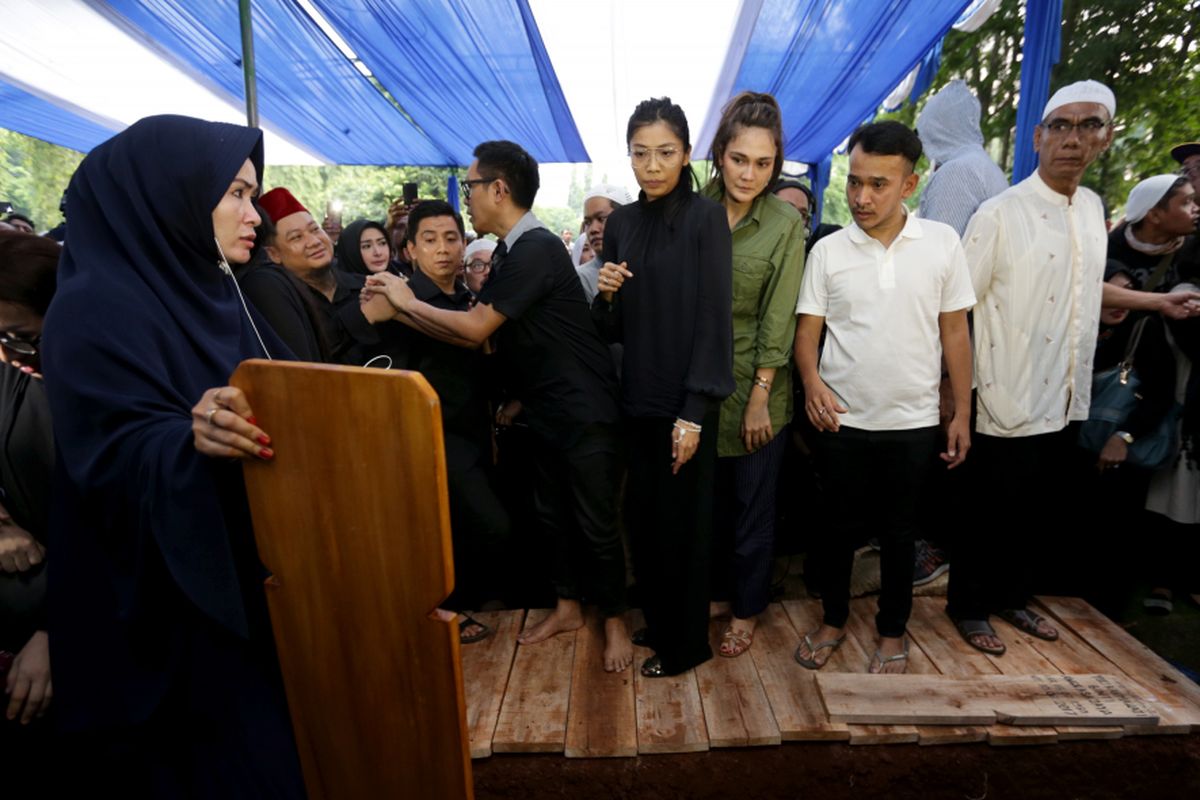 Luna Maya dan Ruben Onsu terlihat di pemakaman artis peran dan penyanyi dangdut Julia Perez di TPU Pondok Ranggon, Jakarta Timur, Sabtu (10/6/2017). Julai Perez meninggal akibat menderita kanker serviks stadium empat. KOMPAS IMAGES/KRISTIANTO PURNOMO