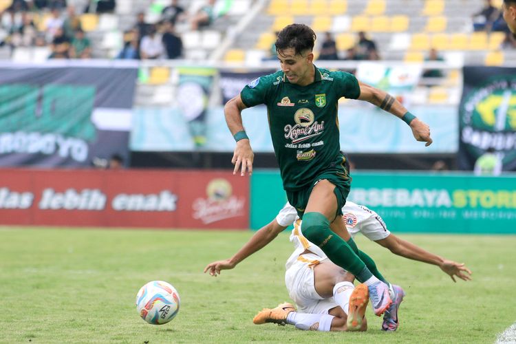 Pemain Persebaya Surabaya Bruno Moreira berhasil melewati pemain Persija Jakarta saat laga pekan ke-22 Liga 1 2023-2024 yang berakhir dengan skor 1-1 di Stadion Gelora Bung Tomo Surabaya, Jawa Timur, Sabtu (9/12/2023) sore.