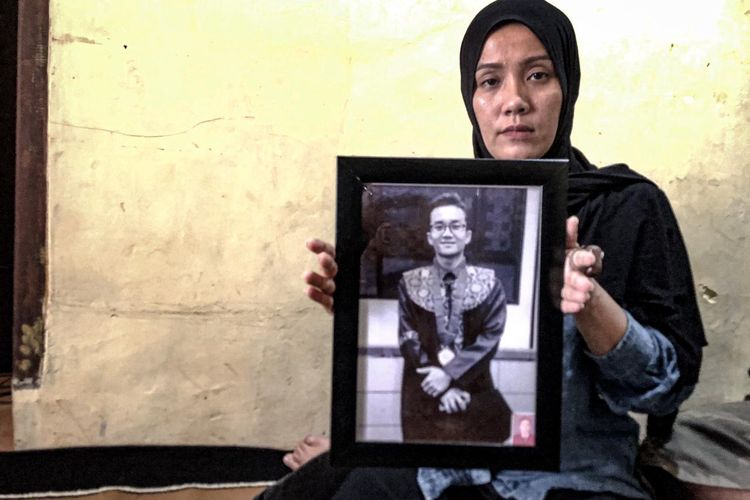 Yulia Rosiana (34), adik Wildan Rohdiana korban TPPO yang kini hilang kontak di Myanmar.