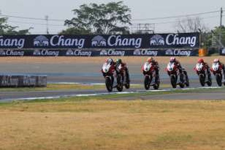 Pebalap Astra Honda Racing Team asal Indonesia, Muhammad Febriansyah (depan, nomor 5), memacu motornya pada sesi latihan kedua Asia Dream Cup di Sirkuit Chang, Buriram, Thailand, Jumat (6/5/2016).