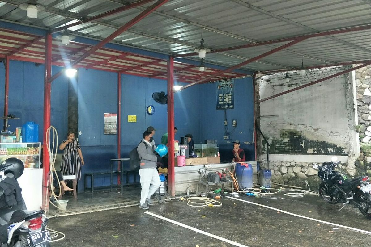 Tempat cuci steam yang menjadi lokasi kawanan begak beraksi. Tempat cuci steam itu berlokasi di Jalan TB Simatupang, Pasar Minggu, Jakarta Selatan, Senin (1/11/2021).