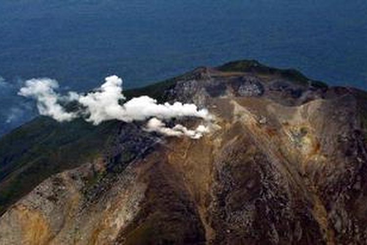 Kondisi puncak Gunung Sinabung, Kabupaten Karo, Sumatera Utara, yang masih menunjukkan aktivitas vulkanik saat dilihat dari pesawat terbang, Jumat (19/10/2012). Gunung setinggi 2.460 meter di atas permukaan laut ini pernah meletus di akhir tahun 2010. Sejak tahun 1.600, tidak ada catatan gunung tersebut pernah meletus hingga akhir tahun 2010 tersebut.

