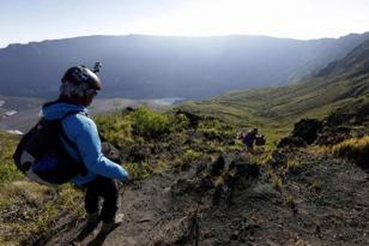 Tim menuruni dinding kaldera Gunung Tambora di Dompu, Nusa Tenggara Barat, 24 Agustus 2014. Gunung Tambora meletus dahsyat pada 10 April 1815 menyisakan kaldera seluas 7 kilometer dengan kedalaman 1 kilometer.