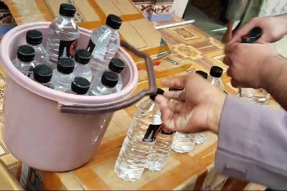 Detail arak balik yang diamankan oleh anggota Polres Sumenep, Jawa Timur. 