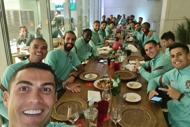 Cristiano Ronaldo mengunggah foto bersama rekan-rekannya di timnas Portugal di sebuah meja makan tanpa menjaga jarak dan memakai masker pada Selasa (13/10/2020).