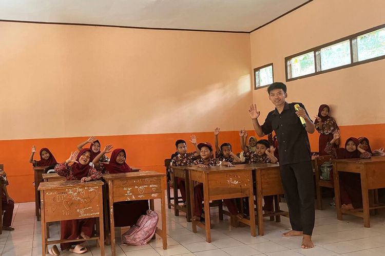 Guru Muda Pelosok Garut Ini Pilih Mengabdi di Kampung Halaman: “Kalau Saya Menyerah, Anak-anak Kehilangan Guru”