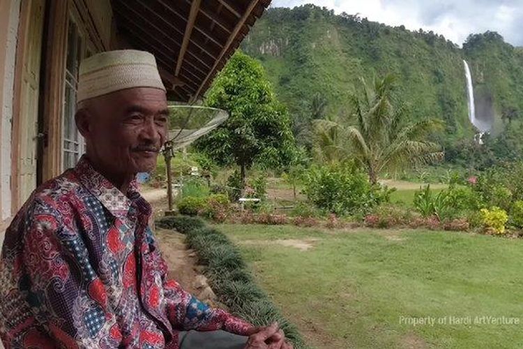 Jajang, warga Kecamatan Pasirkuda, Cianjur Selatan yang miliki rumah pemandangan air terjun Citambur.