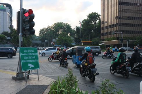 Naik Motor Sambil Merokok Bisa Kena Tilang Elektronik?