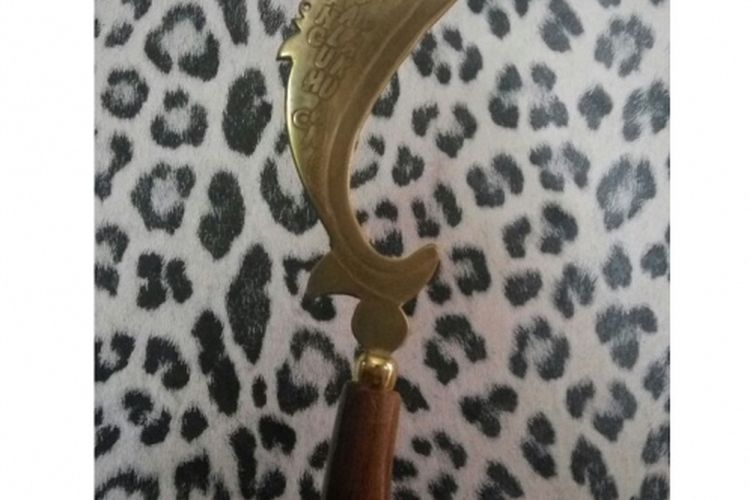 Salah satu contoh Kujang yang digunakan dalam militer. Terlihat dari bentuk ujungnya yang lancip