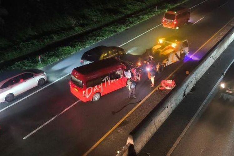 Penampakan insiden kecelakaan maut yang melibatkan dua kendaraan yang melaju dari arah Bandung menuju Jakarta di Tol Cipularang KM 81 B, Kecamatan Jatiluhur, Kabupaten Purwakarta, Jawa Barat, Jumat (1/8/2025). 
