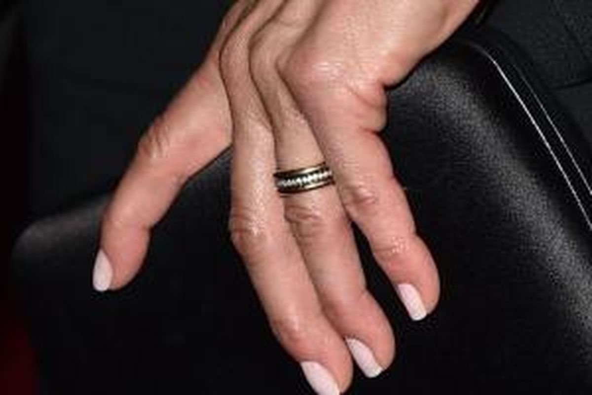 Cincin pernikahan Jennifer Aniston yang unik. 
