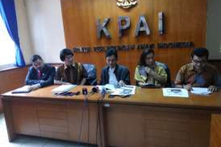 Sejumlah pimpinan Lembaga Perlindungan Anak (LPA) Indonesia bersama Pimpinan Komisi Perlindungan Anak Indonesia (KPAI) menggelar konferensi pers terkait akun Facebook yang memposting gambar anak-anak korban tindak kekerasan seksual. Konfrensi pers digelar di kantor KPAI, Jalan Teuku Umar, Menteng, Jakarta Pusat, Rabu (4/1/2017).