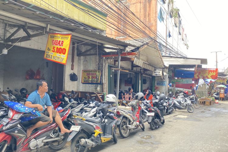 Potret Parkir Titip Motor Menjamur di Stasiun Depok, dari Harian hingga 24 Jam