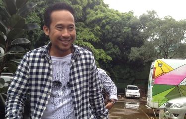 Pembawa acara Denny Cagur mendatangi Direktorat Reserse Kriminal Khusus, Polda Metro Jaya, Jakarta Pusat, Senin (21/3/2016). 