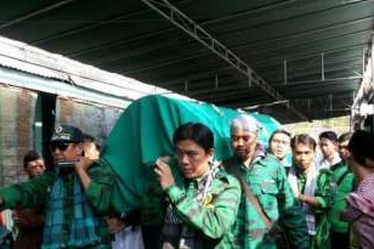 Pemakaman Anoraga Elang, simpatisan PPP, yang dibacok orang tak dikenal di wilayah Krapyak, Yogyakarta, Selasa (21/6/2016) malam.