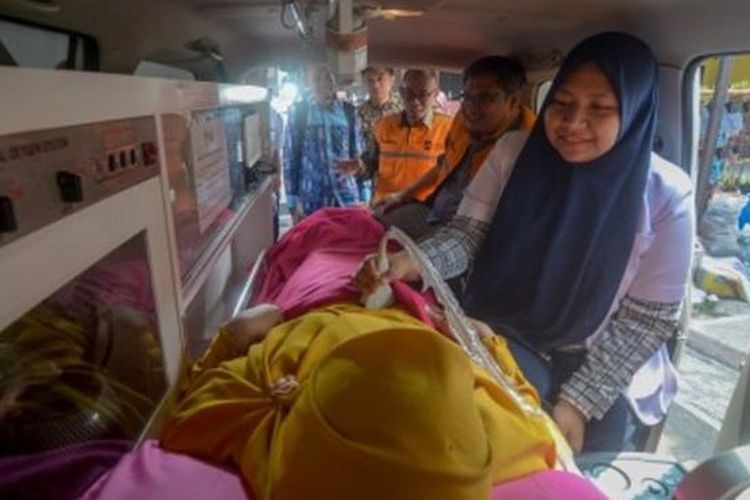 Dokter memeriksa seorang pasien di dalam mobil ambulans saat layanan kesehatan gratis di Bandung, Jawa Barat, Jumat (18/10/2019). 