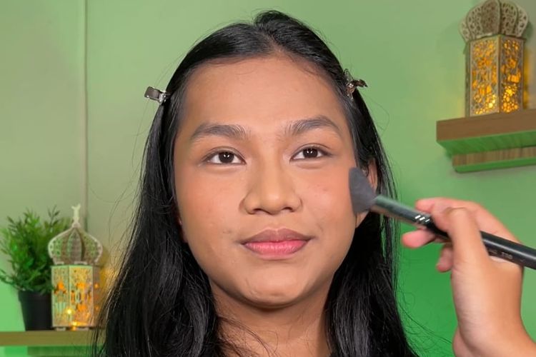 Model yang sedang di makeup pada tahapan makeup simple untuk bukber, Jakarta Barat, Kamis (7/3/2024)