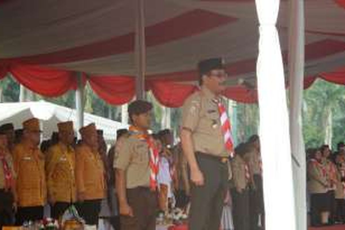 Wakil Gubernur DKI Jakarta Djarot Saiful Hidayat memimpin apel besar Pramuka untuk memperingati Hari Pramuka ke-55 di Lapangan Silang Monas Selatan, Sabtu (3/9/2016). 