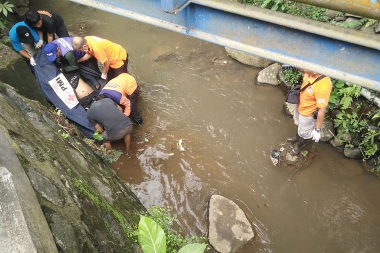 Polisi mengevakuasi mayat yang ditemukan di Sungai Mbawang, Grumbul Karangpundung, Desa/ Kecamatan Pekuncen, Kabupaten Banyumas, Jawa Tengah, Sabtu (23/11/2019).