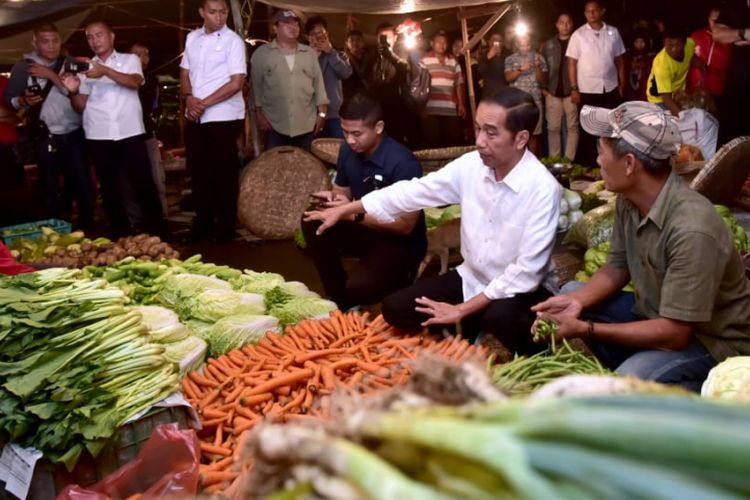 Presiden Joko Widodo blusukan ke pasar Suryakencana, Bogor, Rabu (31/10/2018) malam.