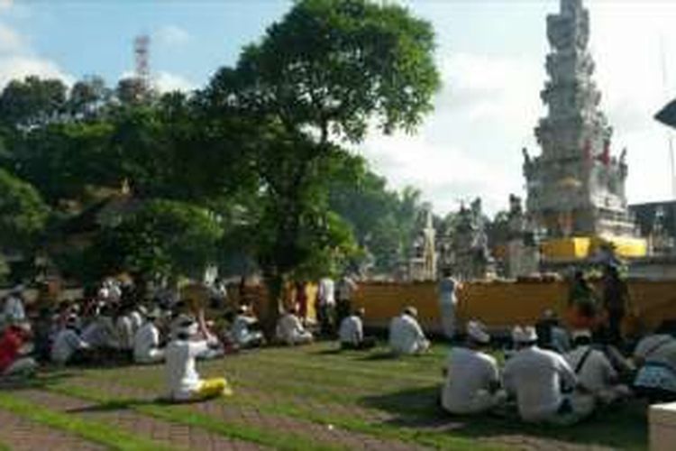 Umat Hindu menjalani persembahyangan dalam rangka Hari Raya Galungan, Rabu(7/9/2016)