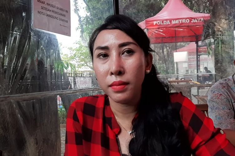 Artis sinetron Henny Mona usai menjenguk suaminya Rio Reifan di Polda Metro Jaya, Semanggi, Jakarta Selatan, Senin (26/8/2019).