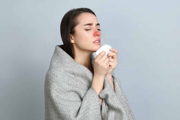 Salah satu gejala polip hidung adalah pilek.