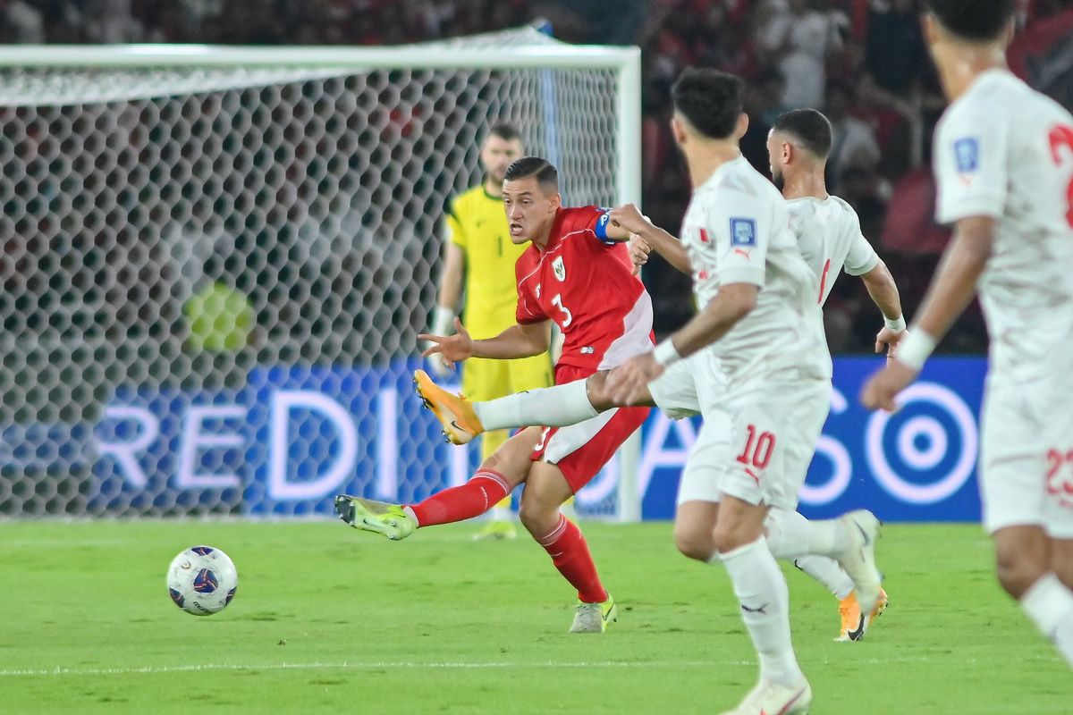 Aksi kapten Timnas Indonesia Jay Idzes saat menghadapi Bahrain pada pertandingan lanjutan ronde ketiga Kualifikasi Piala Dunia 2026 Zona Asia, Selasa (25/3/2025) di Stadion Utama Gelora Bung Karno, Jakarta.