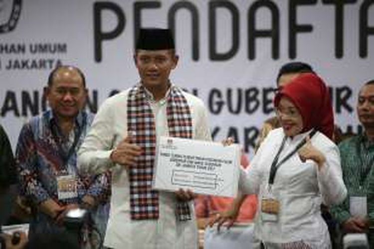 Agus Harimurti Yudhoyono dan Sylviana Murni saat mendaftar di KPU DKI Jakarta, Jumat (23/9/2016). Agus dan Sylviana resmi mendaftarkan diri sebagai pasangan bakal cagub dan cawagub Pilkada DKI Jakarta, setelah diusung oleh empat partai yakni Demokrat, PKB, PPP, PAN.